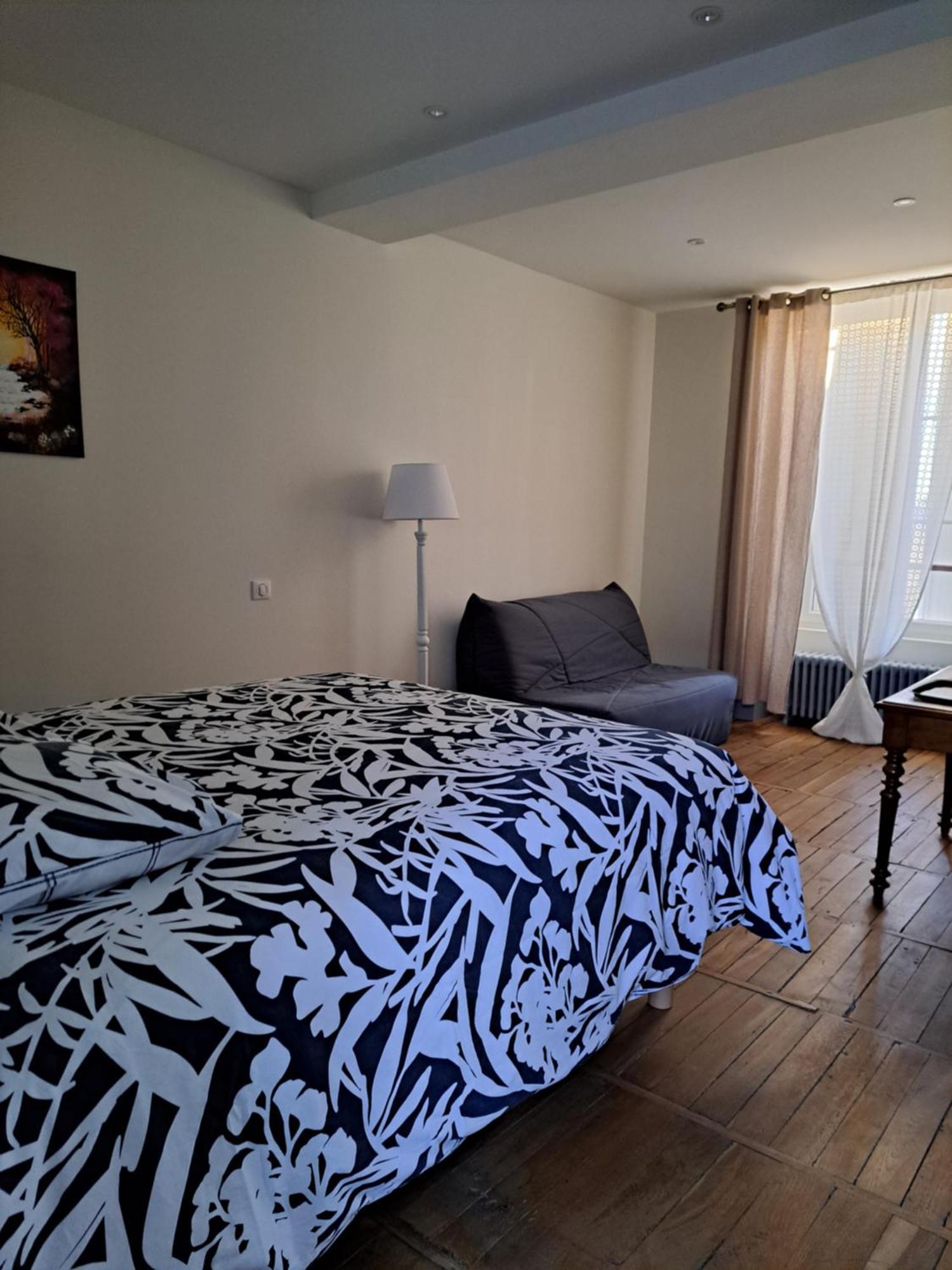 Au P'Tit Gueul'Ton Bed and Breakfast Les Aix-d'Angillon Exteriör bild